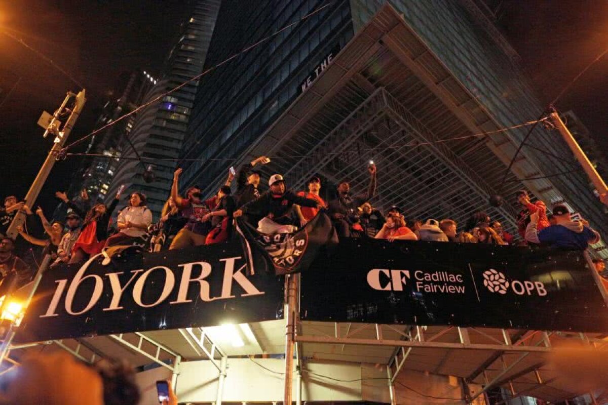TORONTO RAPTORS, CAMPIOANA NBA // VIDEO Imagini senzaționale din Canada » Zeci de mii de fani au sărbătorit primul titlu din istoria francizei!