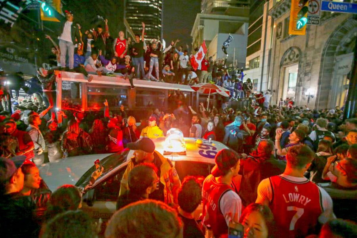 TORONTO RAPTORS, CAMPIOANA NBA // VIDEO Imagini senzaționale din Canada » Zeci de mii de fani au sărbătorit primul titlu din istoria francizei!
