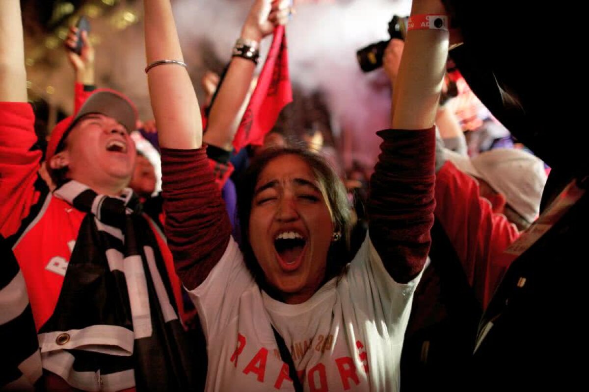 TORONTO RAPTORS, CAMPIOANA NBA // VIDEO Imagini senzaționale din Canada » Zeci de mii de fani au sărbătorit primul titlu din istoria francizei!