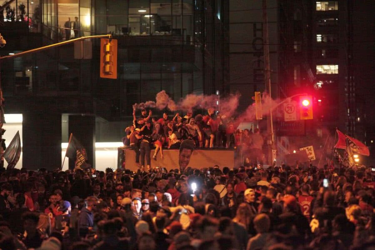 TORONTO RAPTORS, CAMPIOANA NBA // VIDEO Imagini senzaționale din Canada » Zeci de mii de fani au sărbătorit primul titlu din istoria francizei!