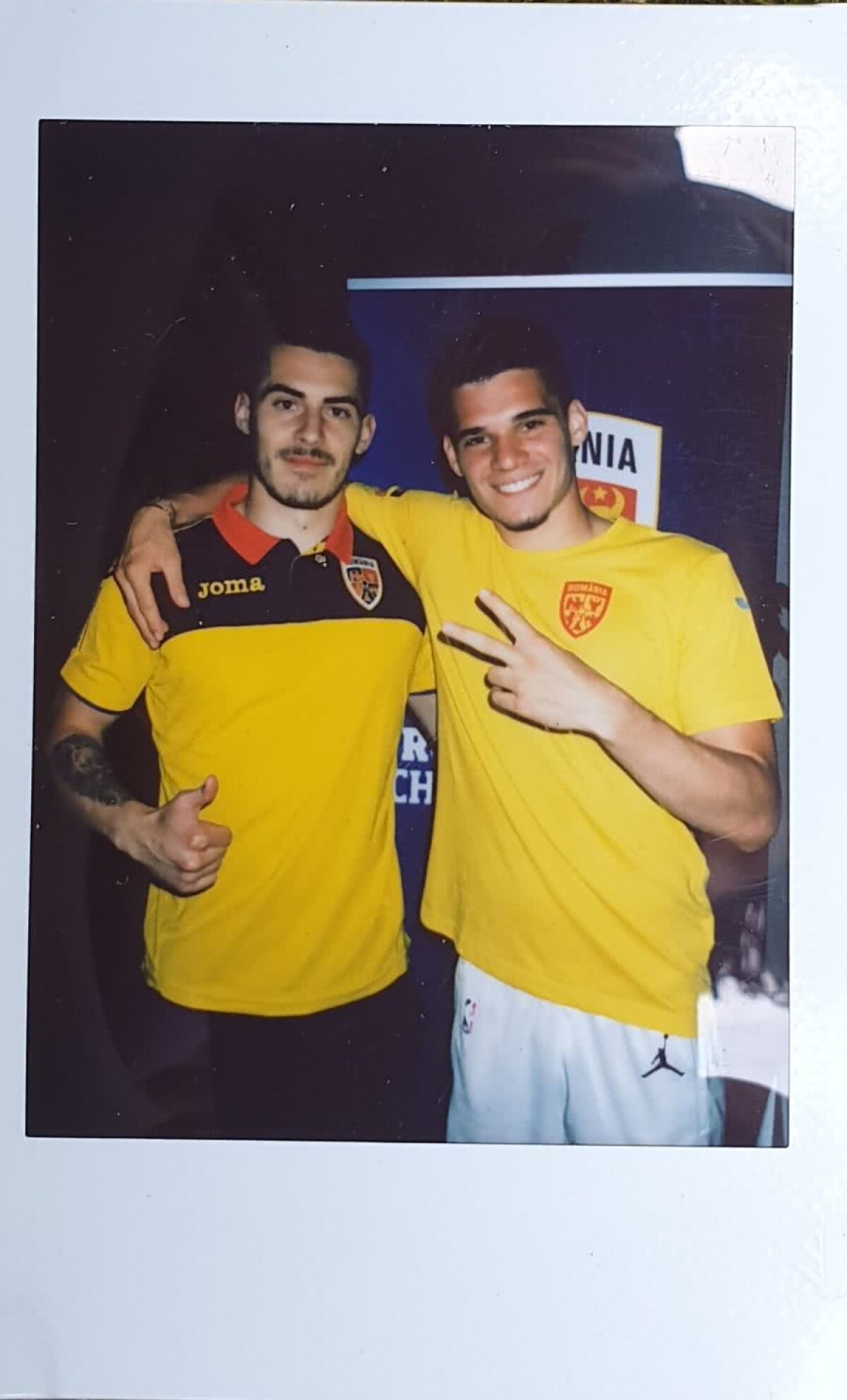 ROMÂNIA U21 la EURO 2019 // VIDEO+FOTO Ianis Hamlet » GSP le-a împrumutat „tricolorilor” un aparat Polaroid: iată ce a ieșit :)