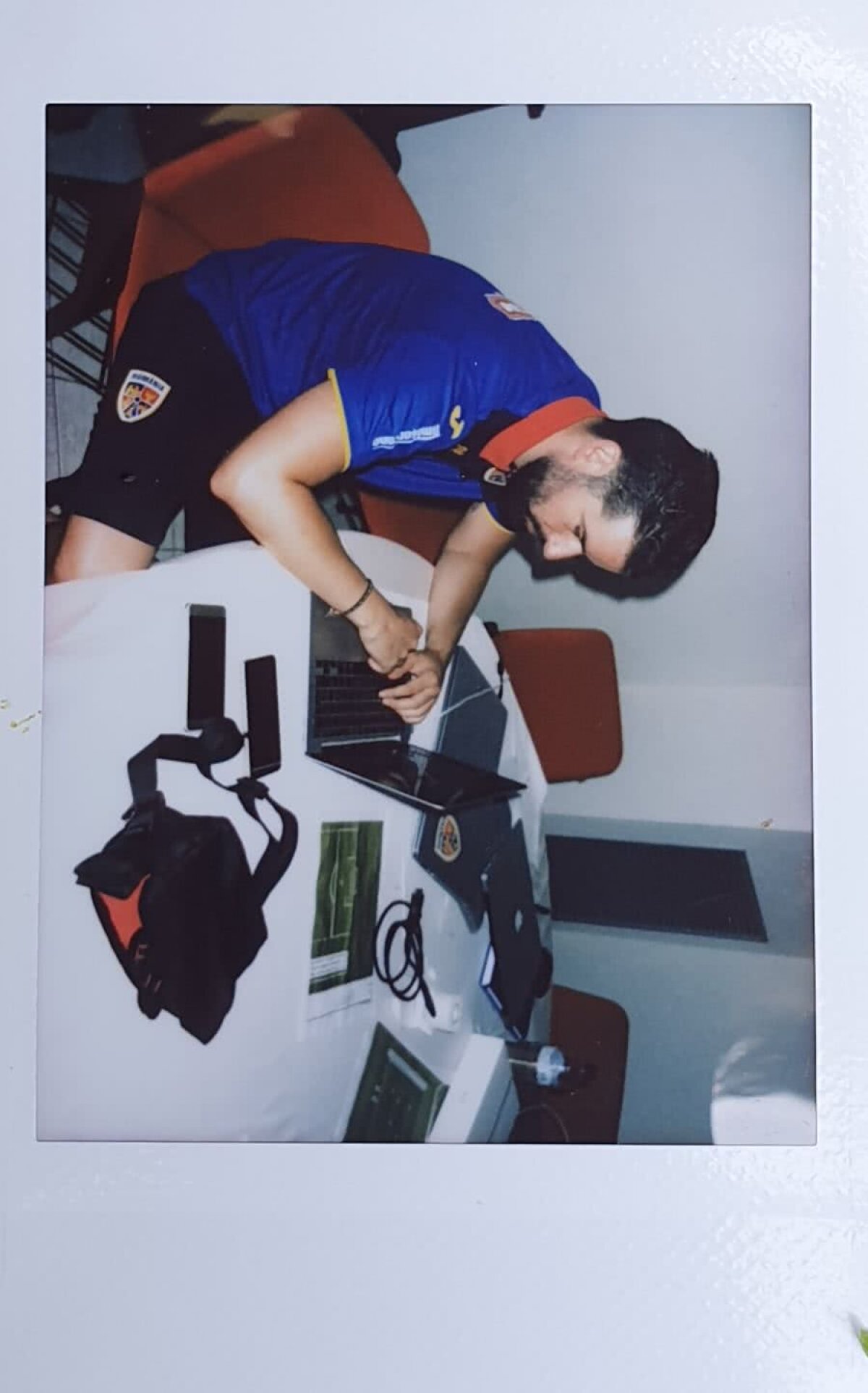 ROMÂNIA U21 la EURO 2019 // VIDEO+FOTO Ianis Hamlet » GSP le-a împrumutat „tricolorilor” un aparat Polaroid: iată ce a ieșit :)