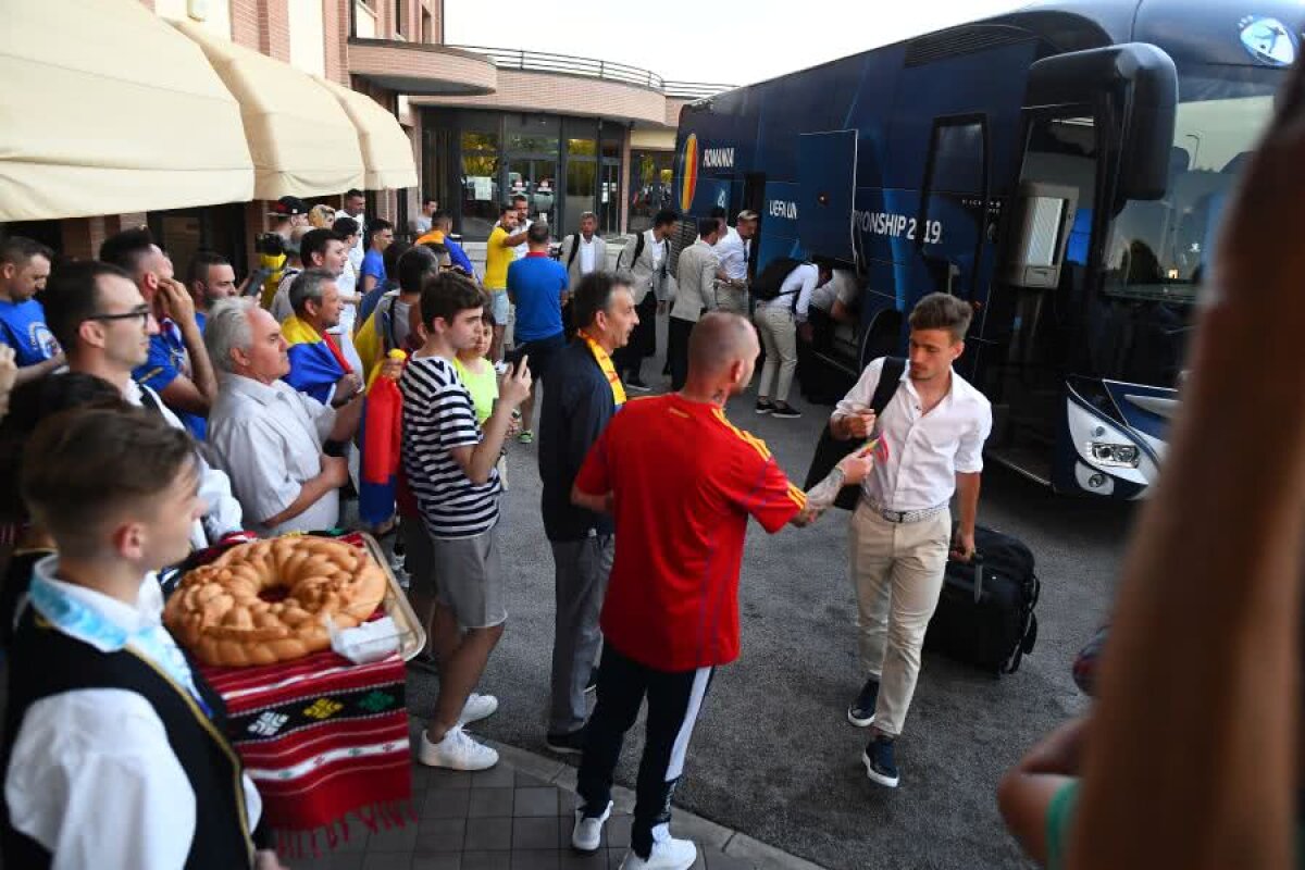 EURO U21 // FOTO+VIDEO Primire călduroasă pentru „tricolorii” lui Mirel Rădoi în orașul-bază pentru Euro