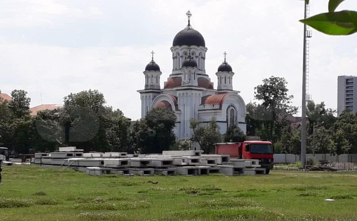 VIDEO + FOTO Se lucrează din greu la Arcul de Triumf » Tribunele au fost demolate + marea problemă a proiectului