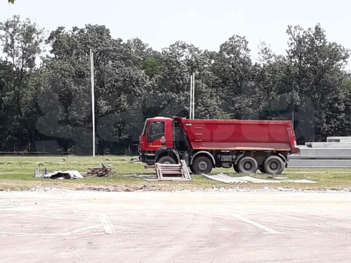 VIDEO + FOTO Se lucrează din greu la Arcul de Triumf » Tribunele au fost demolate + marea problemă a proiectului