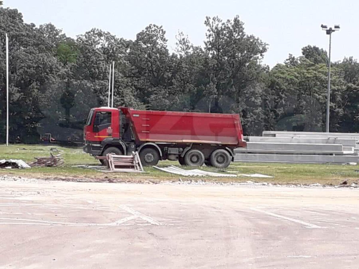 VIDEO + FOTO Se lucrează din greu la Arcul de Triumf » Tribunele au fost demolate + marea problemă a proiectului