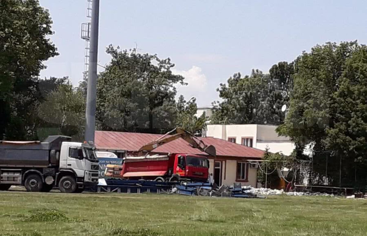 VIDEO + FOTO Se lucrează din greu la Arcul de Triumf » Tribunele au fost demolate + marea problemă a proiectului