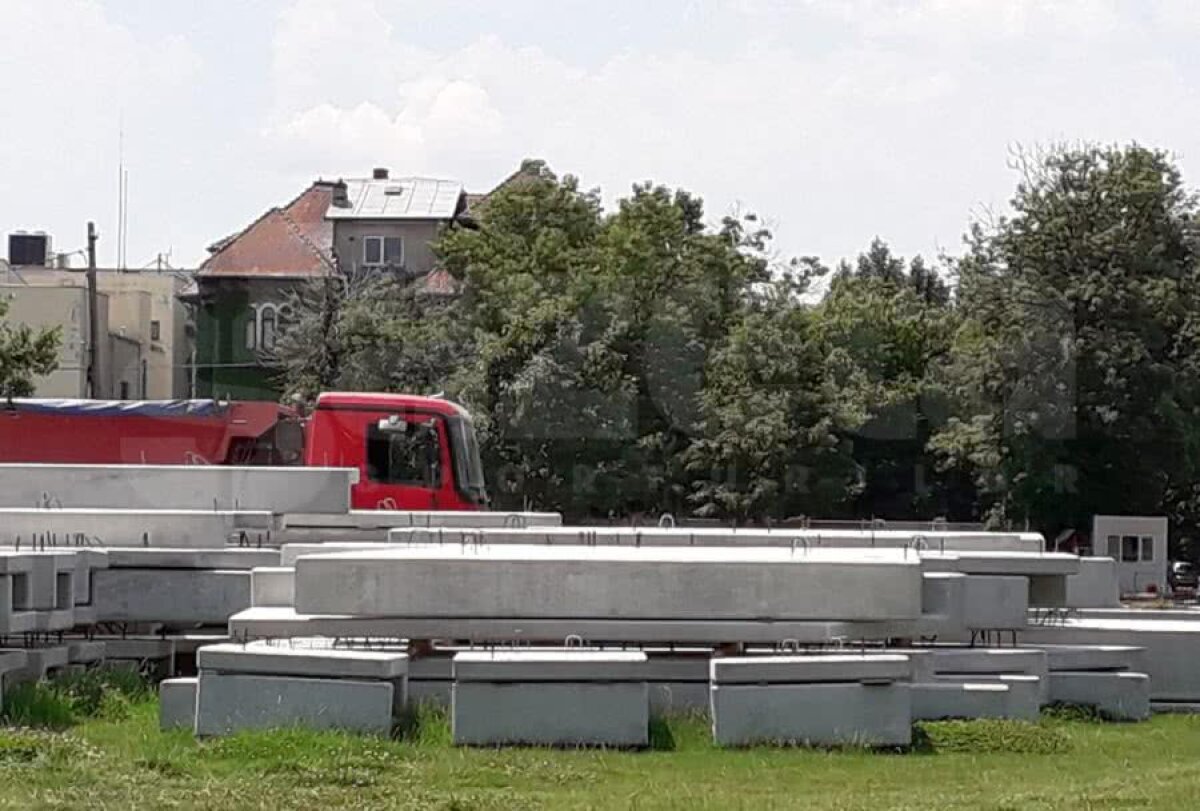 VIDEO + FOTO Se lucrează din greu la Arcul de Triumf » Tribunele au fost demolate + marea problemă a proiectului