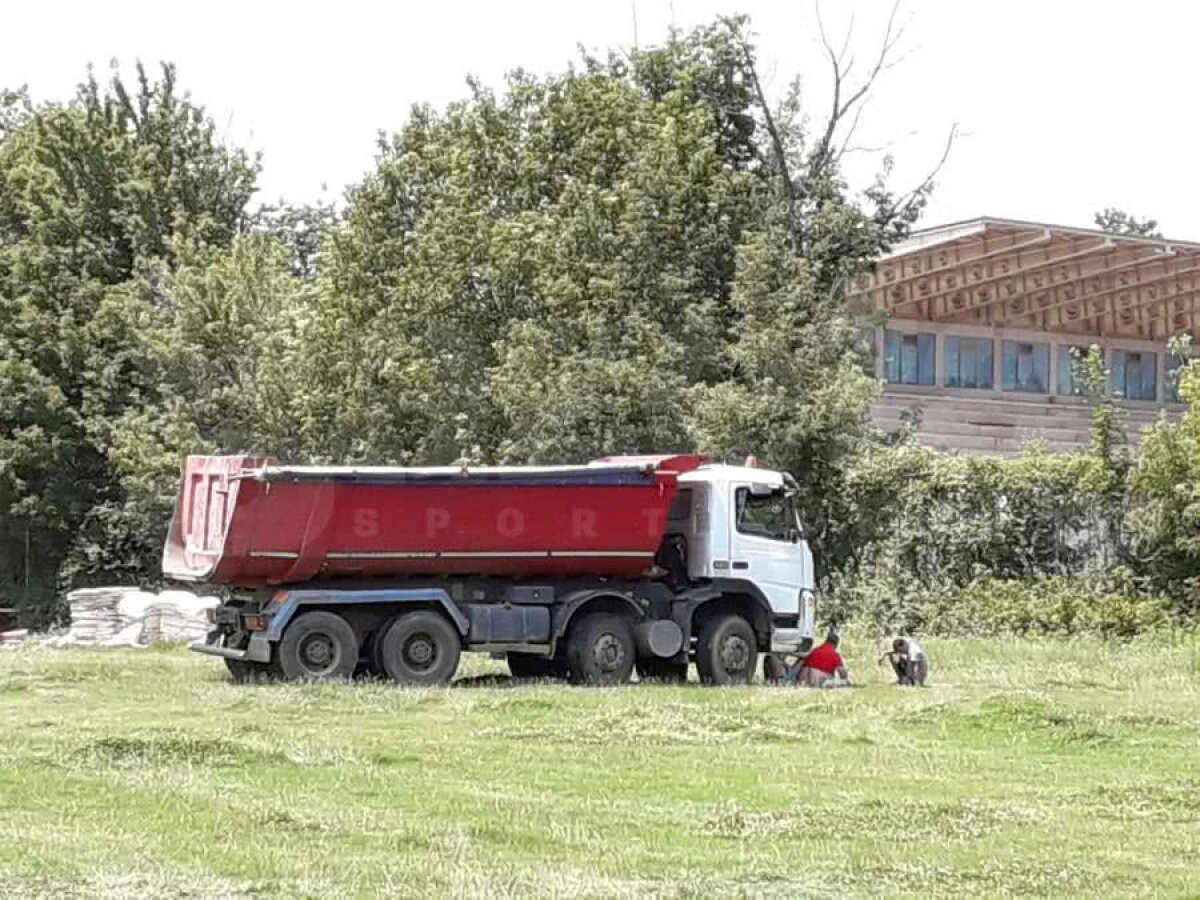 VIDEO + FOTO Se lucrează din greu la Arcul de Triumf » Tribunele au fost demolate + marea problemă a proiectului