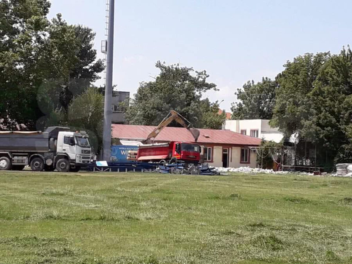 VIDEO + FOTO Se lucrează din greu la Arcul de Triumf » Tribunele au fost demolate + marea problemă a proiectului