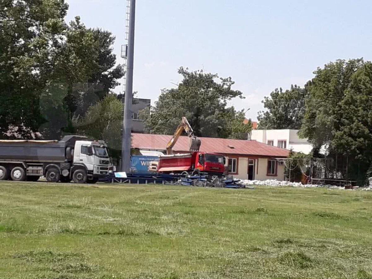 VIDEO + FOTO Se lucrează din greu la Arcul de Triumf » Tribunele au fost demolate + marea problemă a proiectului