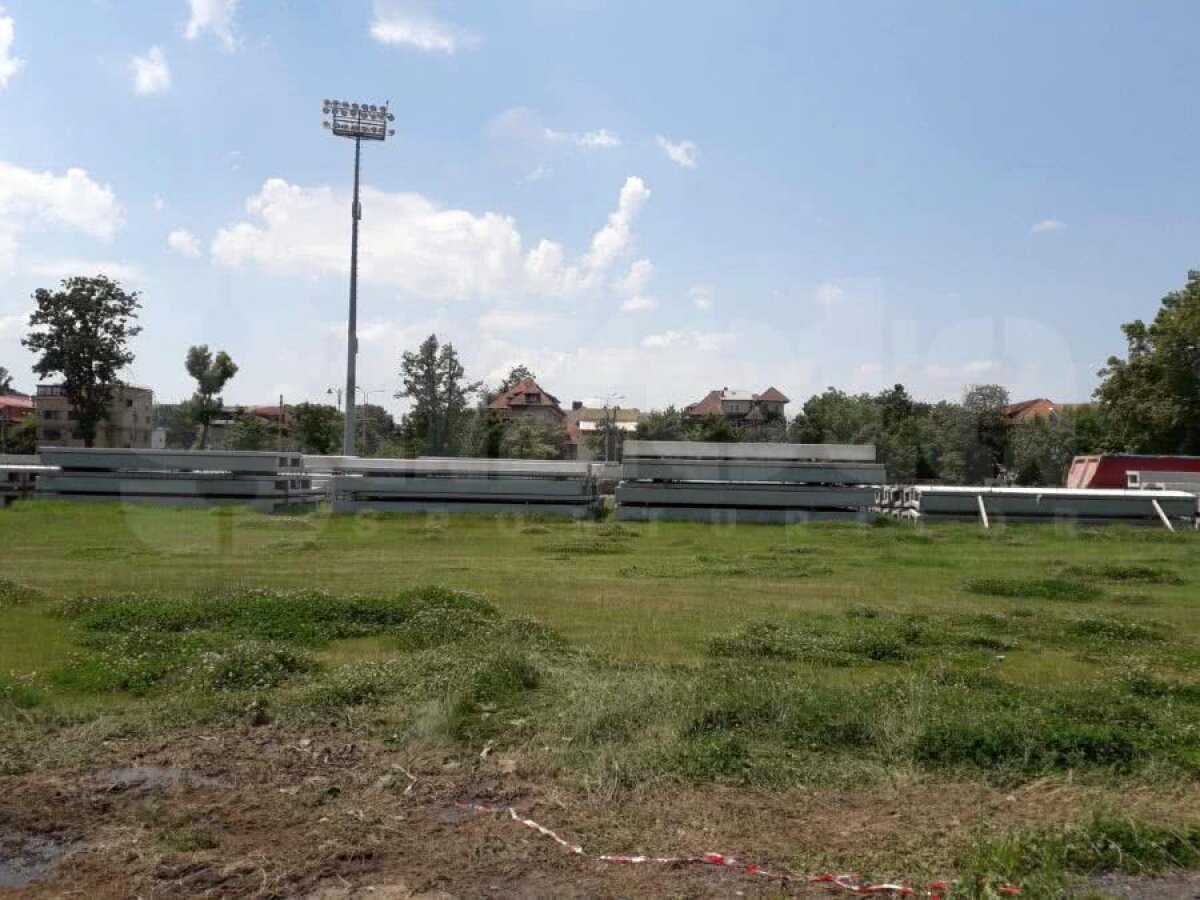 VIDEO + FOTO Se lucrează din greu la Arcul de Triumf » Tribunele au fost demolate + marea problemă a proiectului