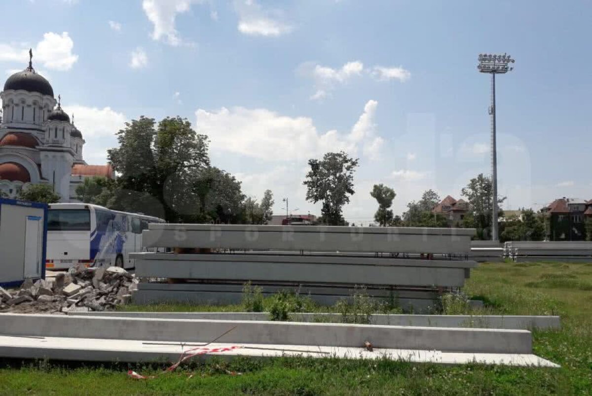 VIDEO + FOTO Se lucrează din greu la Arcul de Triumf » Tribunele au fost demolate + marea problemă a proiectului