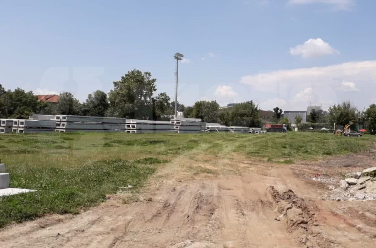 VIDEO + FOTO Se lucrează din greu la Arcul de Triumf » Tribunele au fost demolate + marea problemă a proiectului