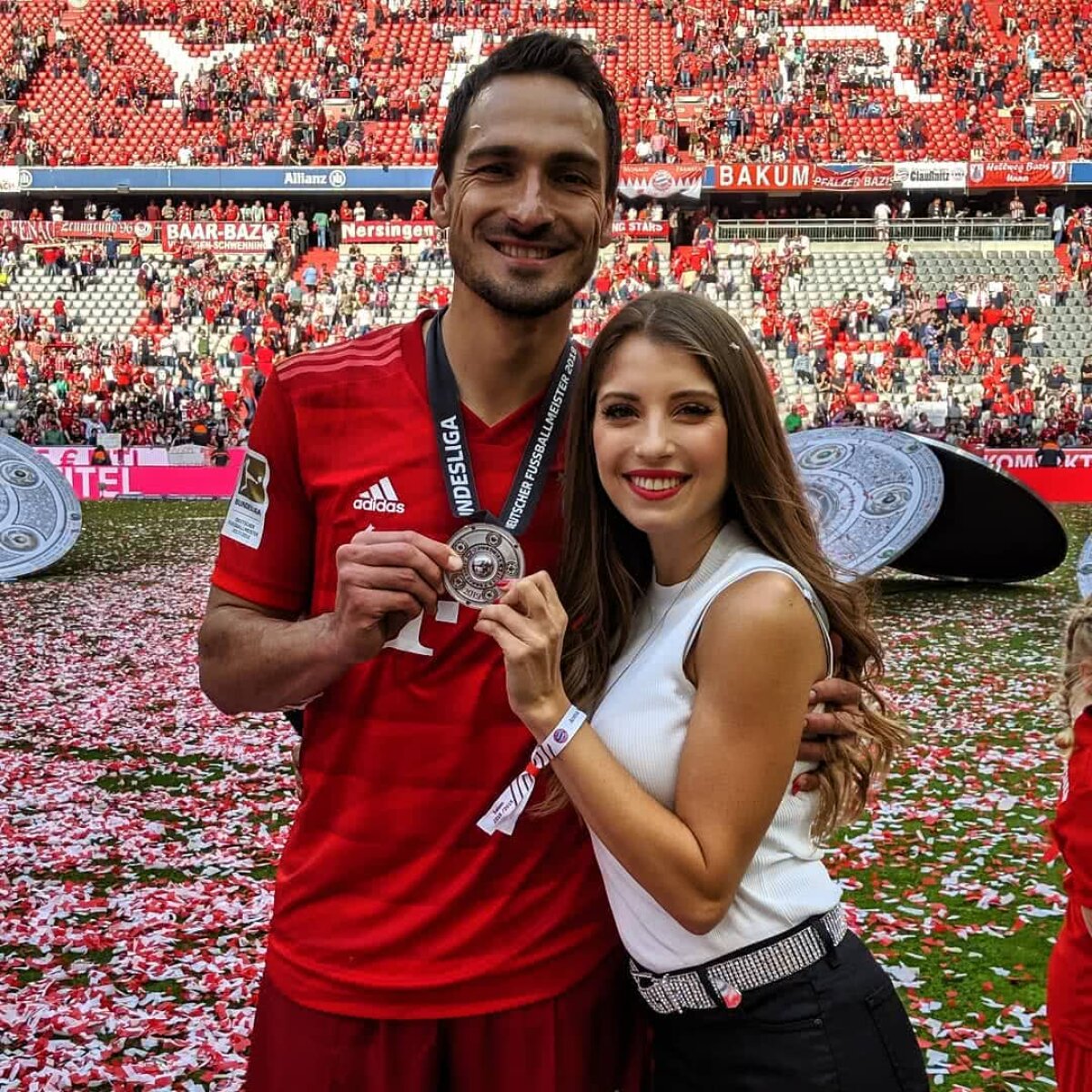 FOTO Relaxare înainte de transfer » Mats Hummels se bucură cu soția de plajă înainte de revenirea la Dortmund