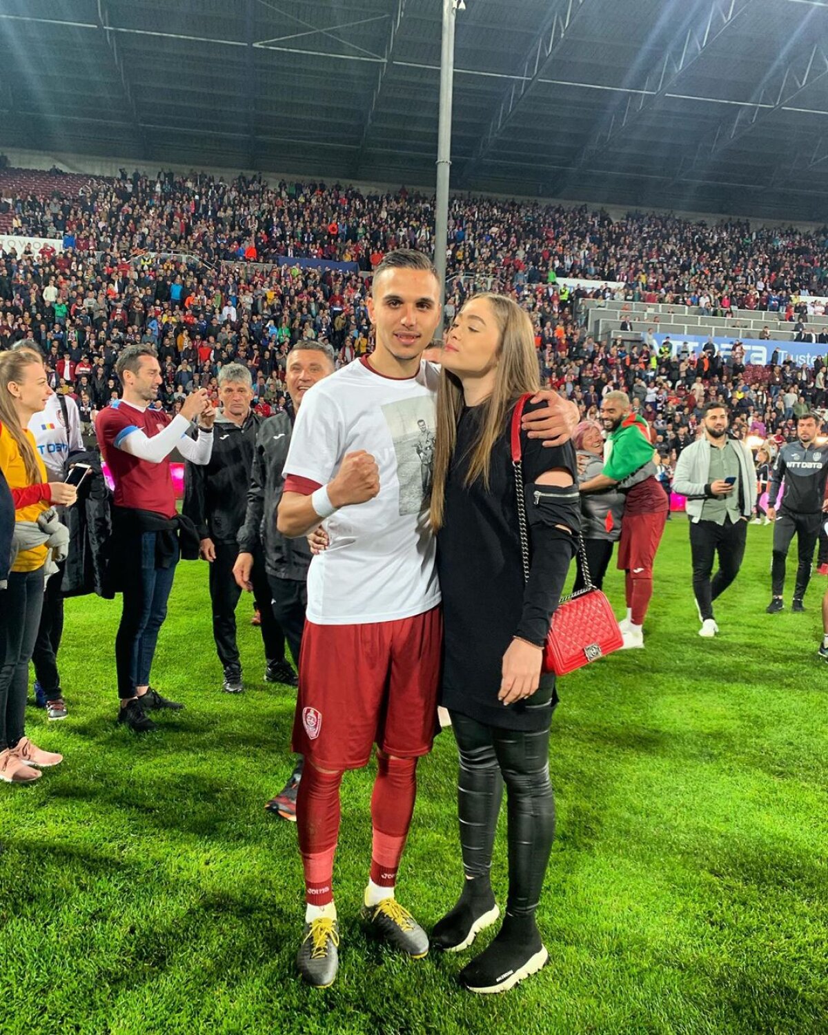 ROMÂNIA U21 - CROAȚIA U21 4-1 / VIDEO+FOTO Love, love, love! Iubitele fotbaliștilor naționalei U21 au trecut în marcaj la final ;)