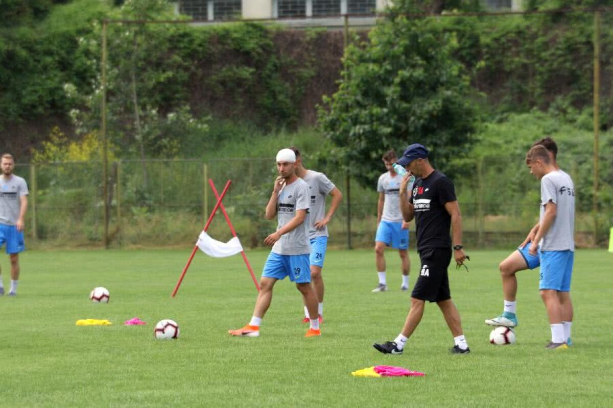 FCSB // VIDEO + FOTO Nu-i de glumă cu Andone! Noul antrenor al roș-albaștrilor vrea să fie șeful vestiarului: detalii inedite de la antrenamentul de azi