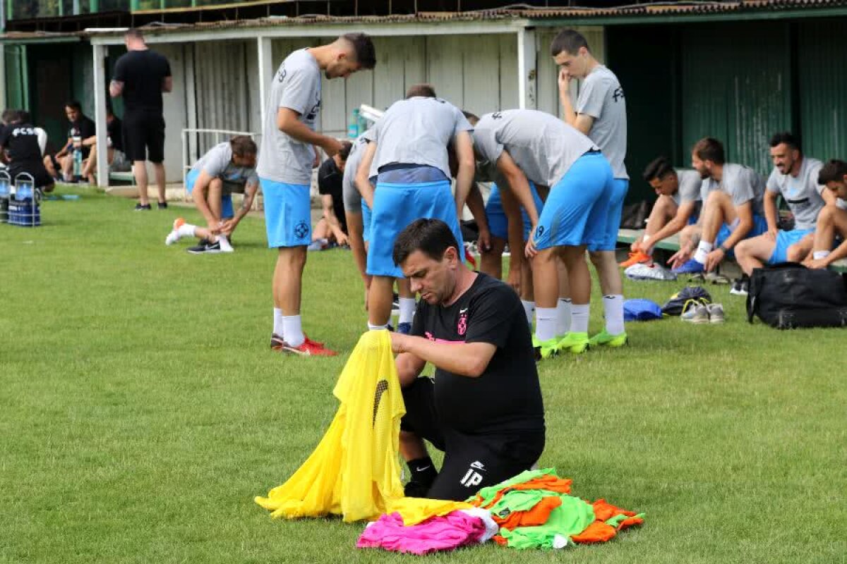 FCSB // VIDEO + FOTO Nu-i de glumă cu Andone! Noul antrenor al roș-albaștrilor vrea să fie șeful vestiarului: detalii inedite de la antrenamentul de azi
