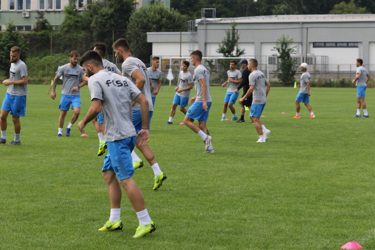 FCSB // VIDEO + FOTO Nu-i de glumă cu Andone! Noul antrenor al roș-albaștrilor vrea să fie șeful vestiarului: detalii inedite de la antrenamentul de azi