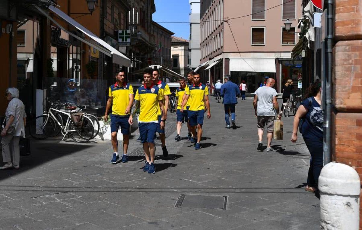 ANGLIA U21 - ROMÂNIA U21 // VIDEO+FOTO Mirel Rădoi și jucătorii au ieșit la plimbare prin orașul Forli » Diseară e antrenamentul oficial