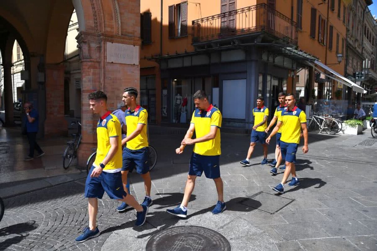 ANGLIA U21 - ROMÂNIA U21 // VIDEO+FOTO Mirel Rădoi și jucătorii au ieșit la plimbare prin orașul Forli » Diseară e antrenamentul oficial