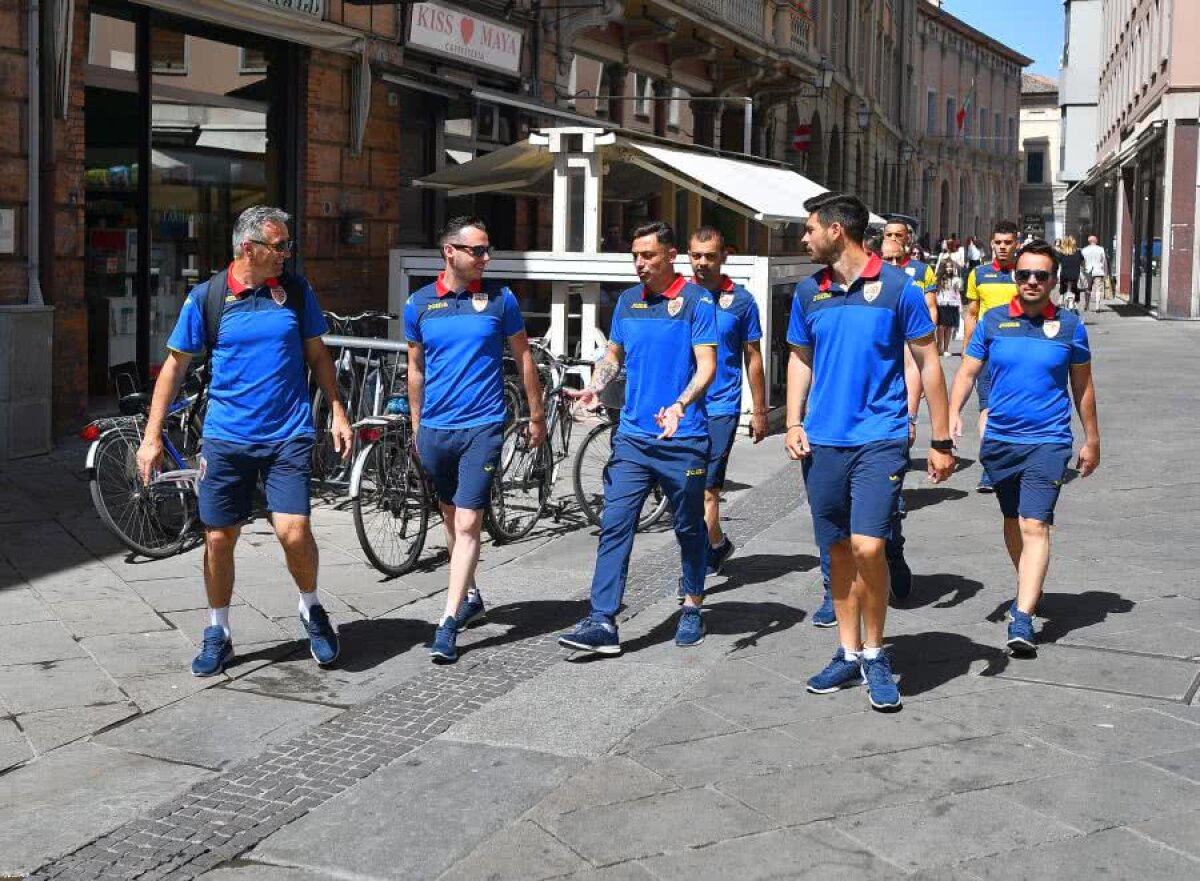 ANGLIA U21 - ROMÂNIA U21 // VIDEO+FOTO Mirel Rădoi și jucătorii au ieșit la plimbare prin orașul Forli » Diseară e antrenamentul oficial