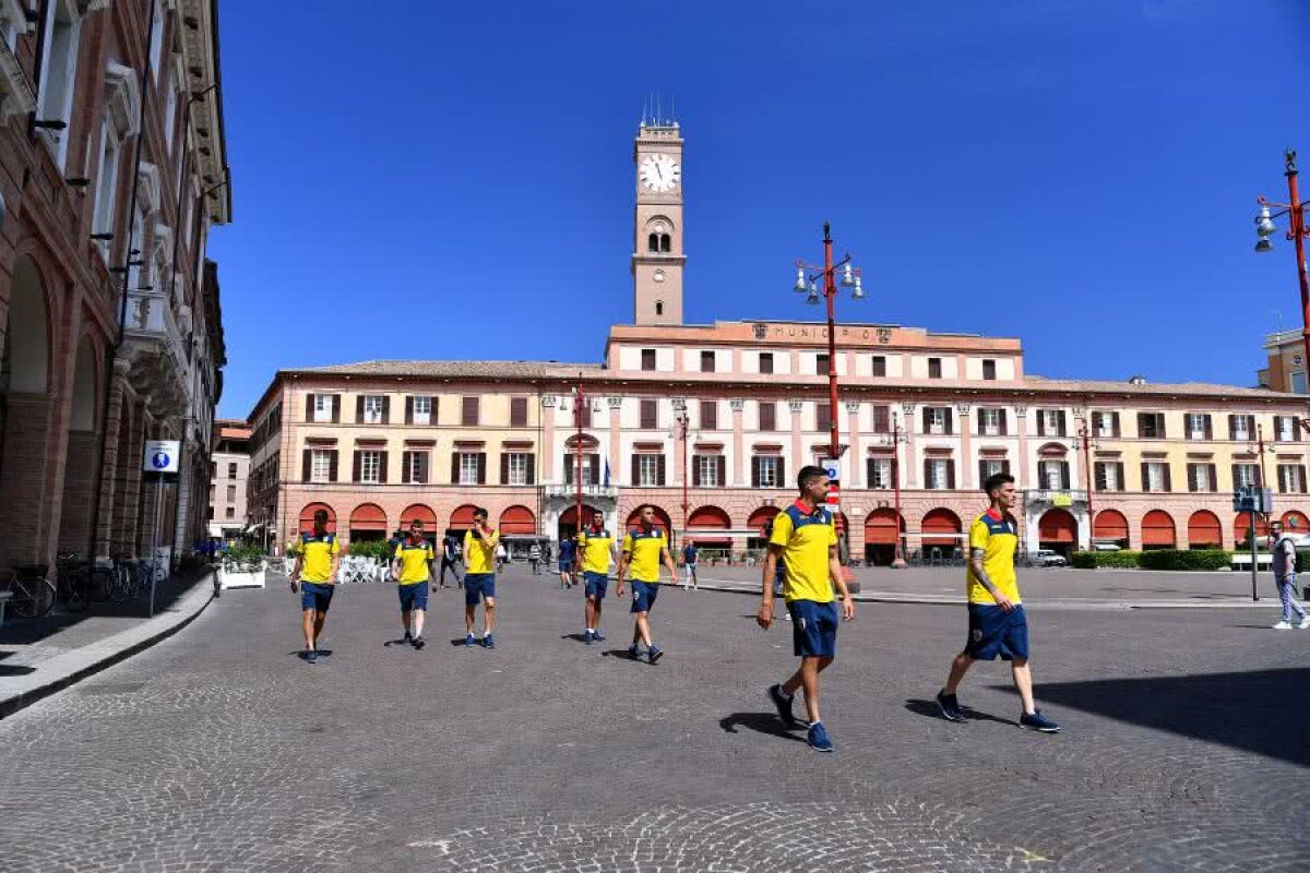 ANGLIA U21 - ROMÂNIA U21 // VIDEO+FOTO Mirel Rădoi și jucătorii au ieșit la plimbare prin orașul Forli » Diseară e antrenamentul oficial