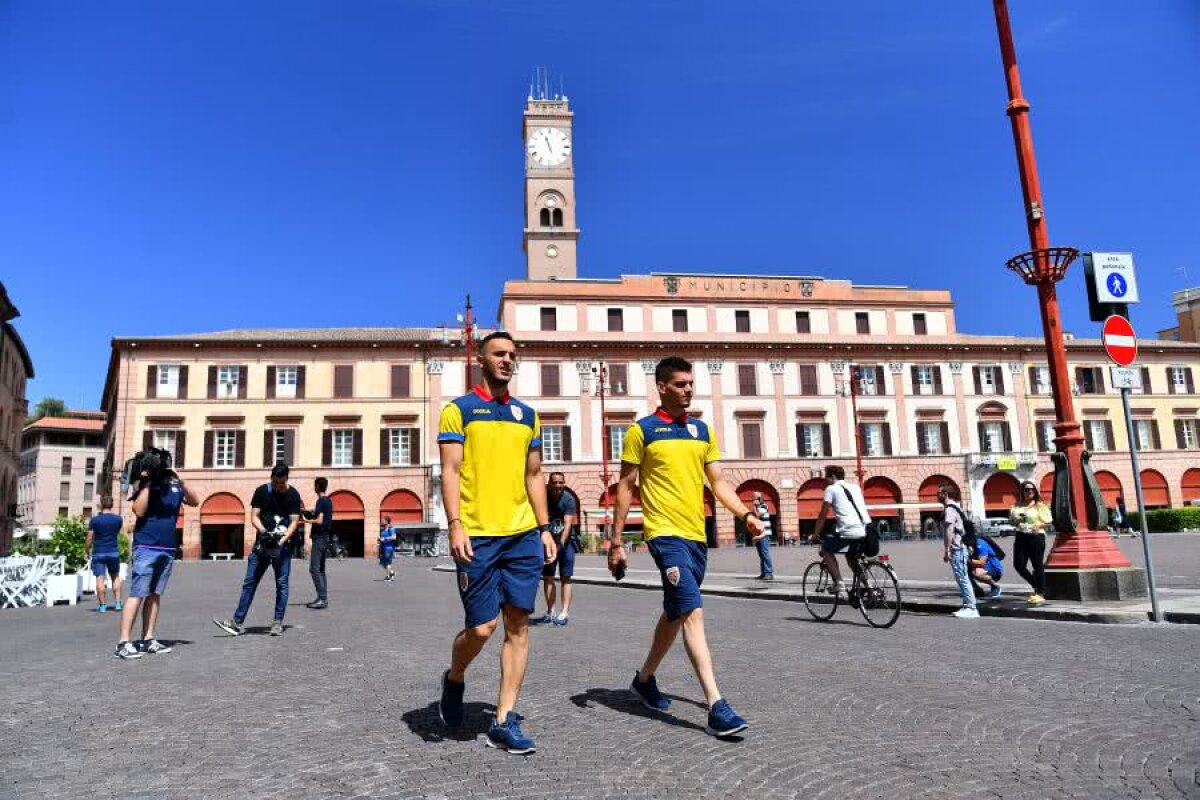 ANGLIA U21 - ROMÂNIA U21 // VIDEO+FOTO Mirel Rădoi și jucătorii au ieșit la plimbare prin orașul Forli » Diseară e antrenamentul oficial