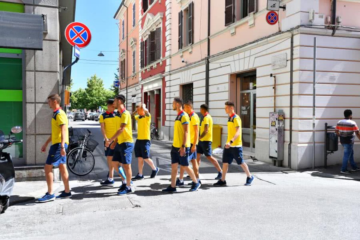 ANGLIA U21 - ROMÂNIA U21 // VIDEO+FOTO Mirel Rădoi și jucătorii au ieșit la plimbare prin orașul Forli » Diseară e antrenamentul oficial