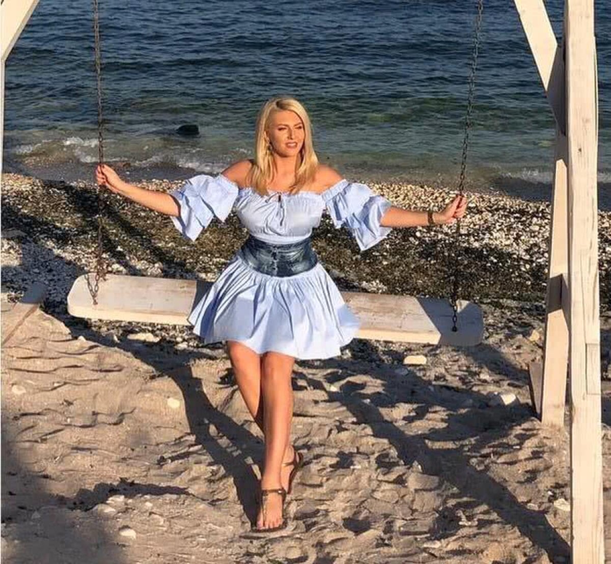 FOTO Ea e motivul care îl ține la Dinamo! S-a certat cu toată conducerea pentru sexy-știrista de la Antena 1