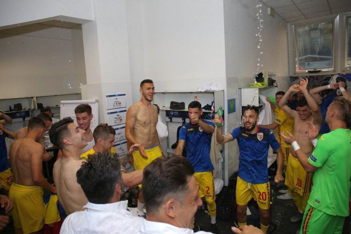 ANGLIA U21 - ROMÂNIA U21 // VIDEO+FOTO Cum au sărbătorit „tricolorii” în vestiar victoria de neuitat + Euforie la plecarea echipei de la stadion