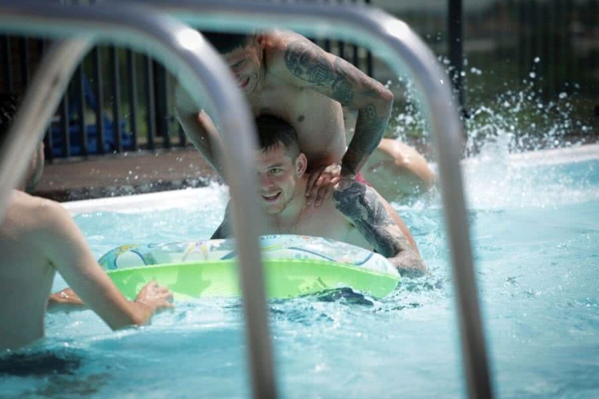 GALERIE FOTO Vremea relaxării » Titularii lui Mirel Rădoi s-au destins din nou la piscină! Imagini de colecție cu „actorii” care au „răpus” Anglia