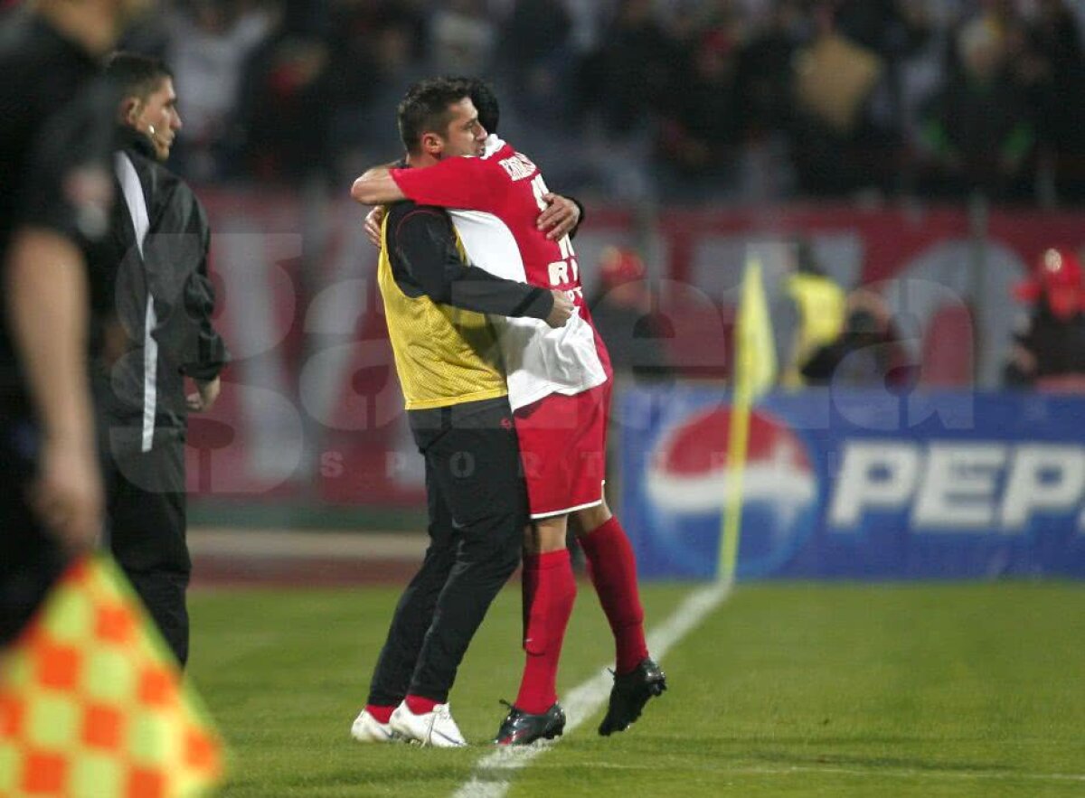 VIDEO+FOTO Claudiu Niculescu, legenda vie a lui Dinamo, împlinește azi 45 de ani! 15 borne ale unei cariere de excepție: cifre UNICE în atacul „câinilor” + momente memorabile, în teren și pe bancă