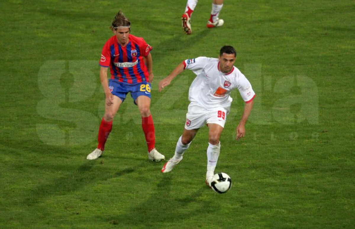 VIDEO+FOTO Claudiu Niculescu, legenda vie a lui Dinamo, împlinește azi 45 de ani! 15 borne ale unei cariere de excepție: cifre UNICE în atacul „câinilor” + momente memorabile, în teren și pe bancă