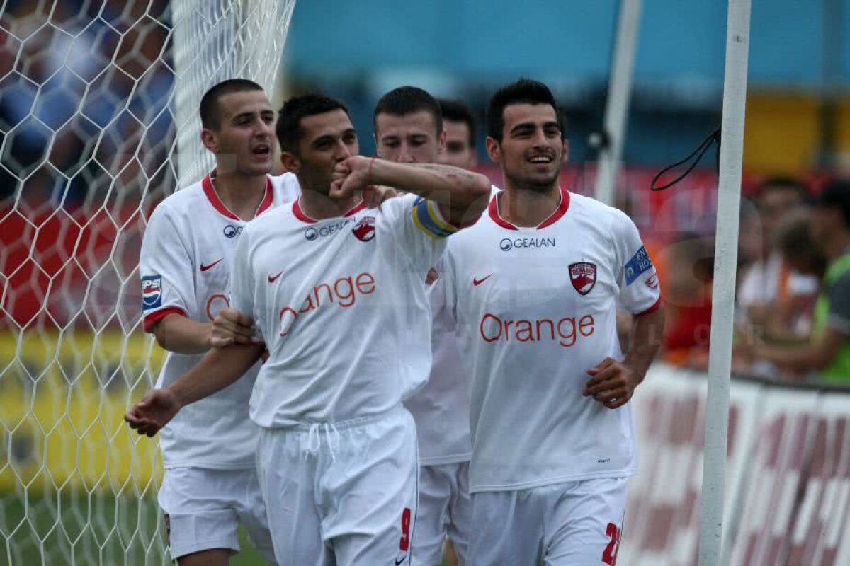 VIDEO+FOTO Claudiu Niculescu, legenda vie a lui Dinamo, împlinește azi 45 de ani! 15 borne ale unei cariere de excepție: cifre UNICE în atacul „câinilor” + momente memorabile, în teren și pe bancă