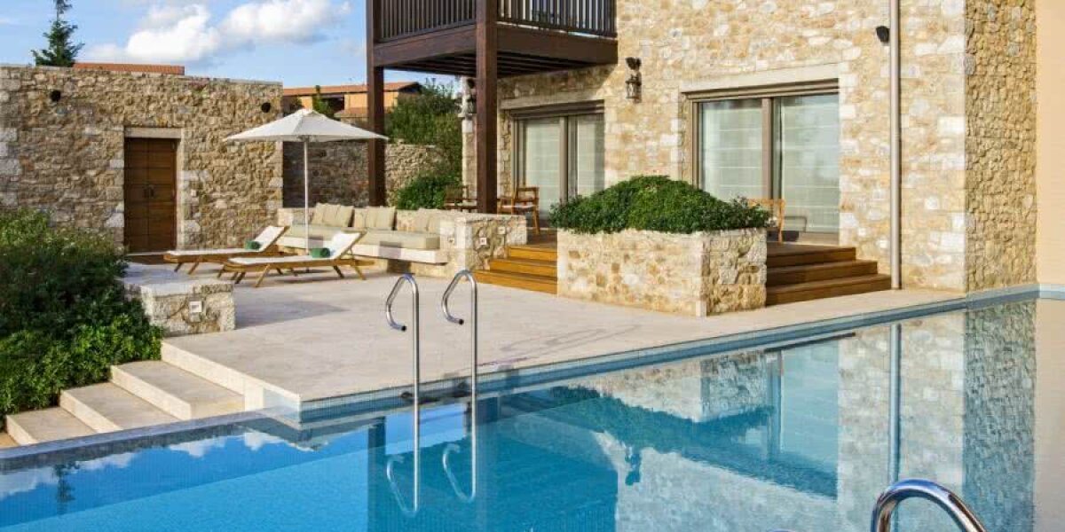 FOTO Cristiano Ronaldo i-a uimit pe angajații resortului de lux din Grecia! Ce bacșiș a lăsat la plecare + Cum arată vila