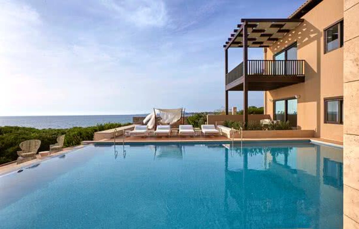 FOTO Cristiano Ronaldo i-a uimit pe angajații resortului de lux din Grecia! Ce bacșiș a lăsat la plecare + Cum arată vila