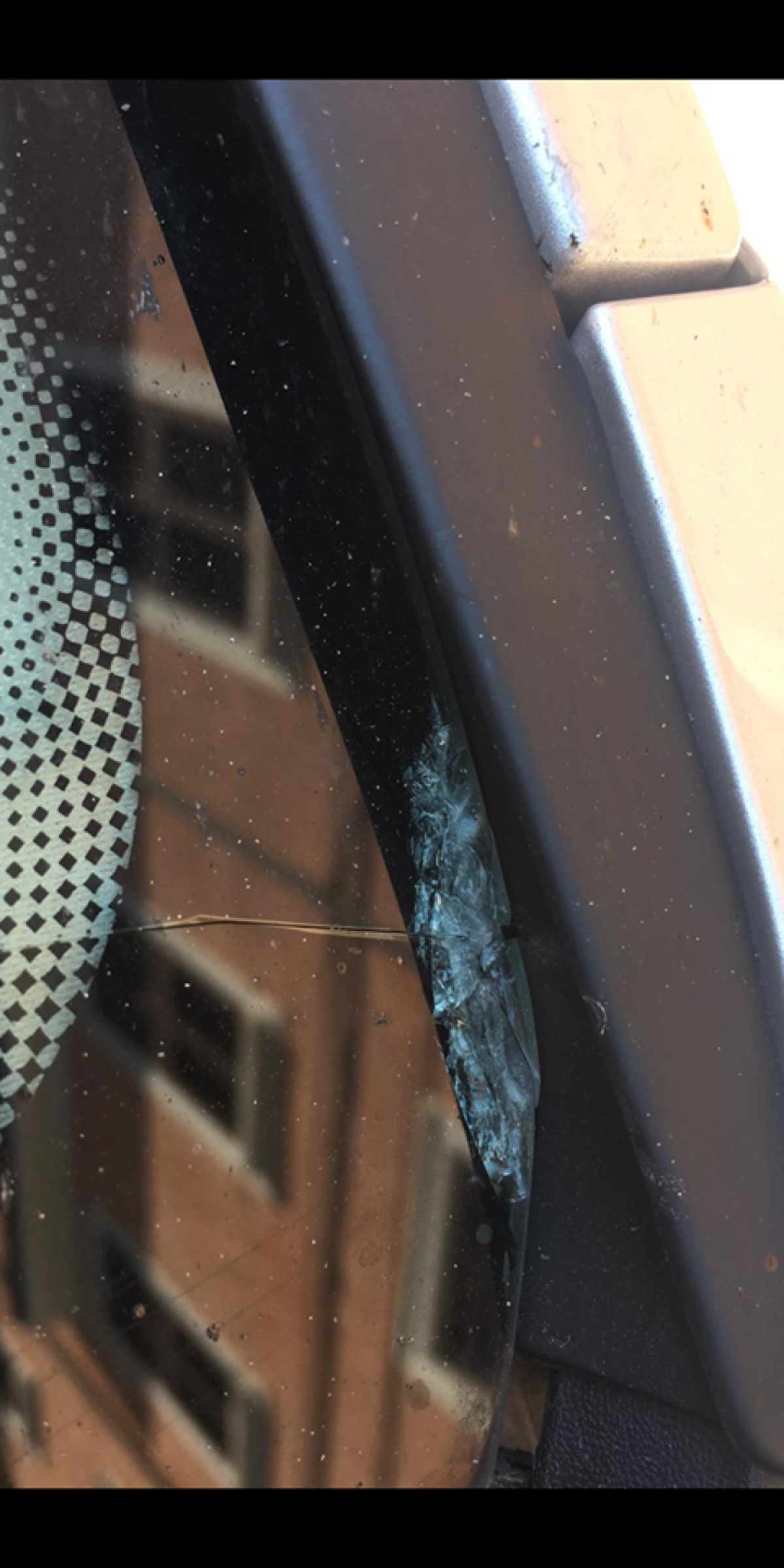 EXCLUSIV / FOTO Furie după calificarea României U21 în semifinale la EURO! Mașini cu numere de România, vandalizate în Italia 