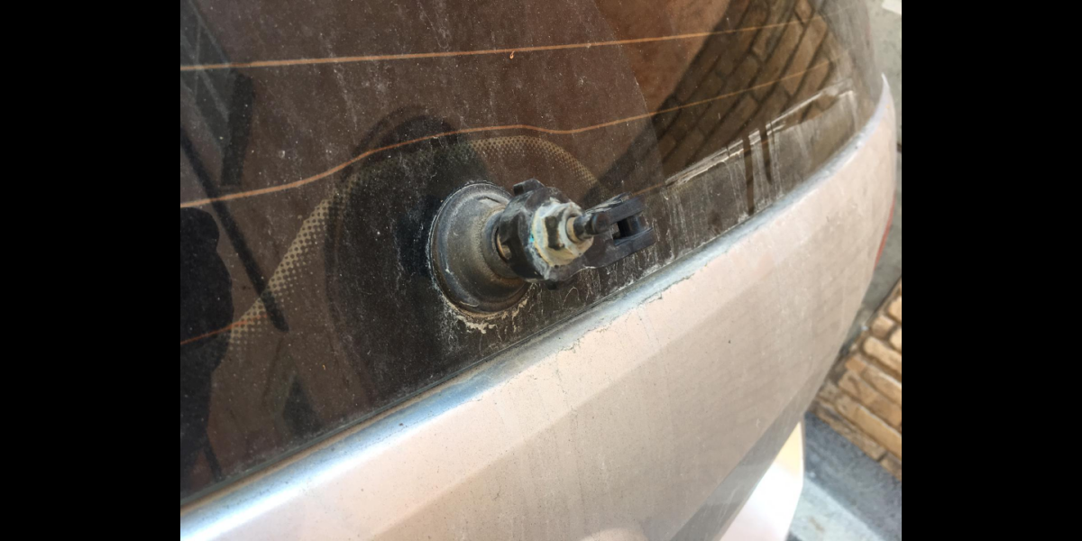 EXCLUSIV / FOTO Furie după calificarea României U21 în semifinale la EURO! Mașini cu numere de România, vandalizate în Italia 