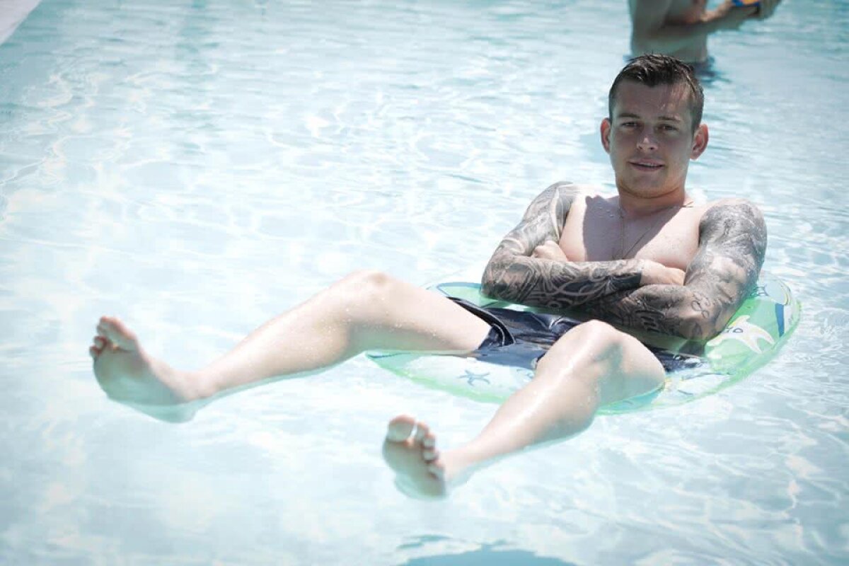 FOTO „Pistolarii” României s-au relaxat la piscină cu pătrățelele la vedere