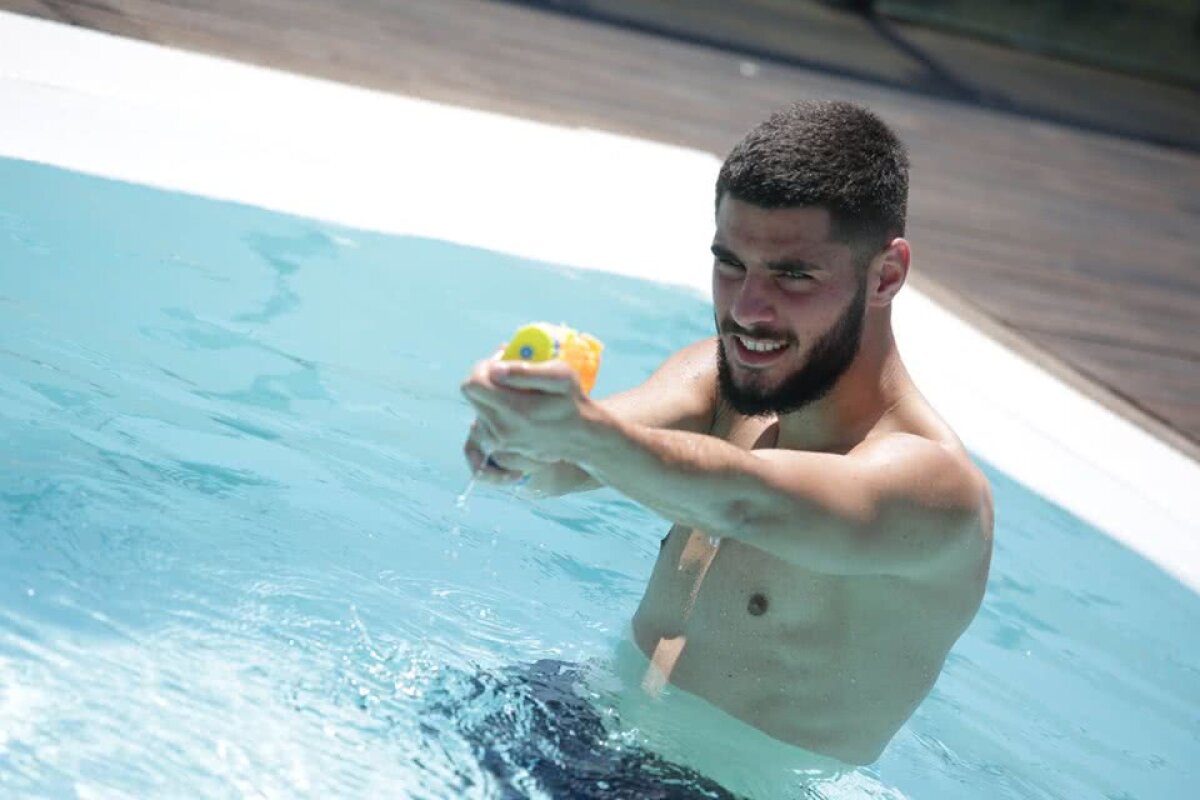 FOTO „Pistolarii” României s-au relaxat la piscină cu pătrățelele la vedere