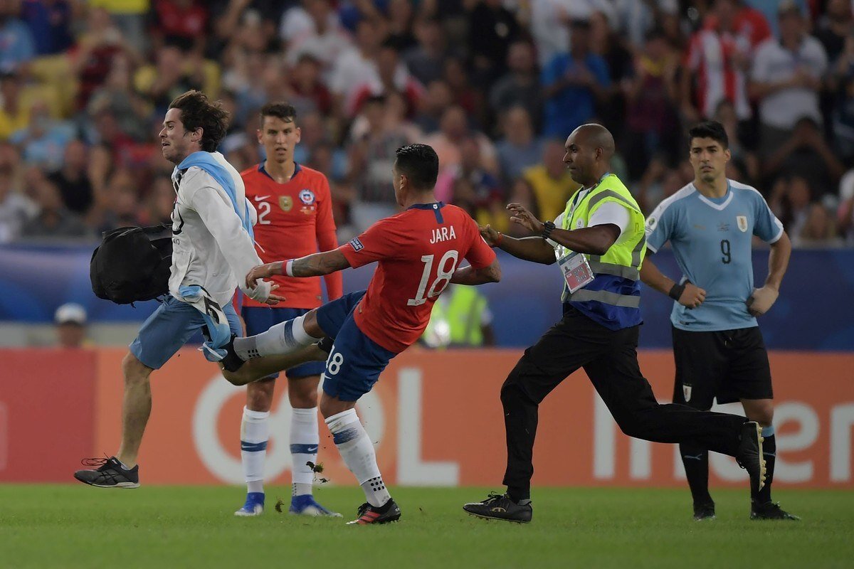 COPA AMERICA // FOTO Fotbalistul-golan! Încă un gest grosolan al lui Gonzalo Jara, la fix 4 ani după ce i-a băgat degetul în fund lui Cavani