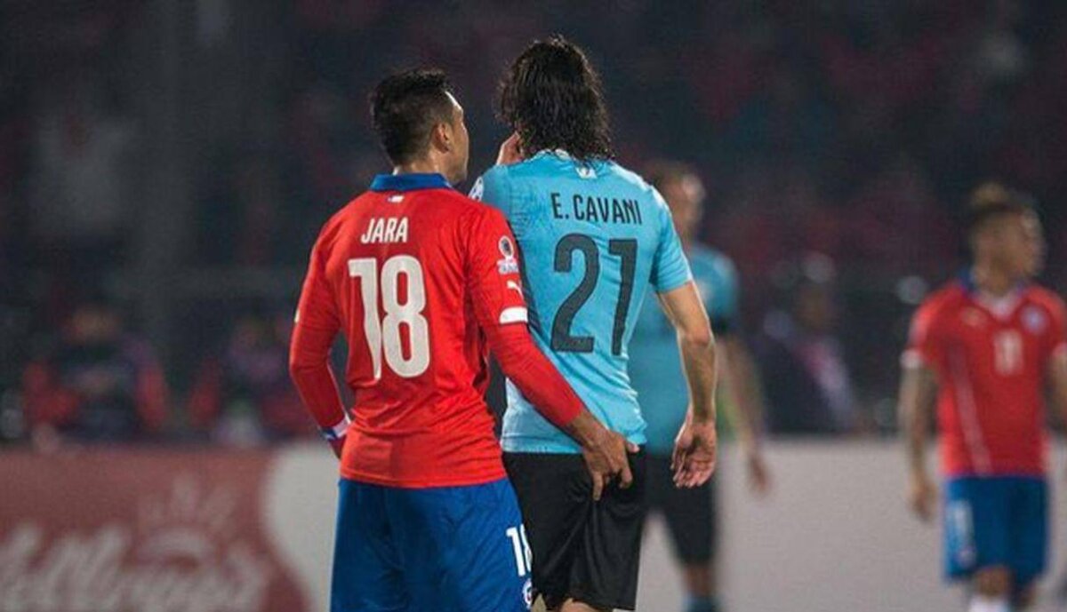 COPA AMERICA // FOTO Fotbalistul-golan! Încă un gest grosolan al lui Gonzalo Jara, la fix 4 ani după ce i-a băgat degetul în fund lui Cavani