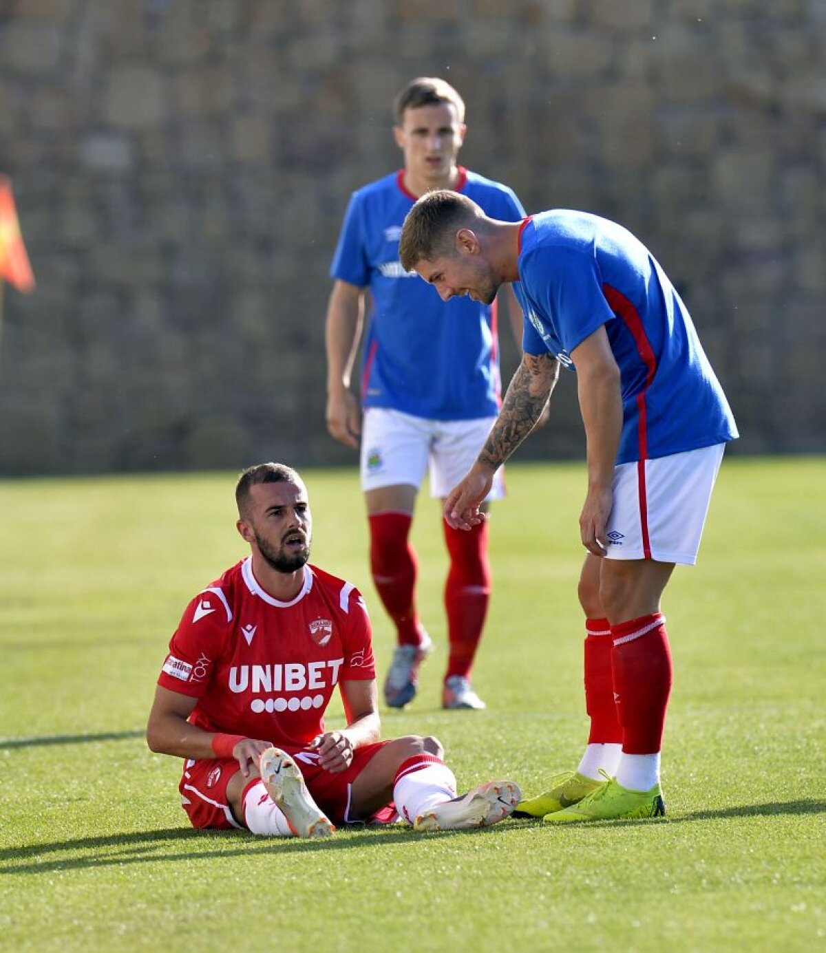 DINAMO -  LINFIELD 2-0 // FOTO + VIDEO Victorie cu scandal la debutul lui Neagoe! Dinamo învinge campioana Irlandei de Nord, după un meci cu scântei