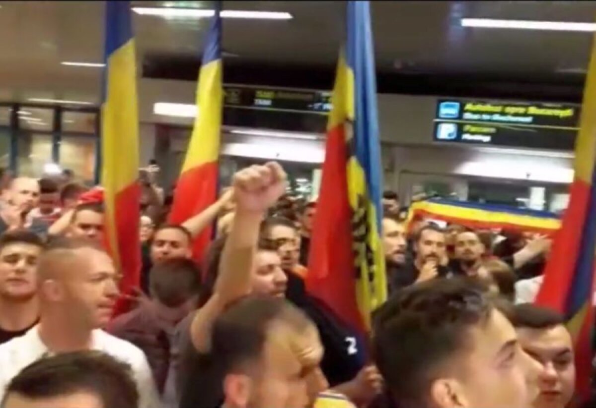 Sosire România U21 // VIDEO Imagini IMPRESIONANTE de azi-noapte! Sute de suporteri i-au așteptat pe „tricolorii” U21 pe aeroport: „Hai să facem asta în fiecare an!” :)