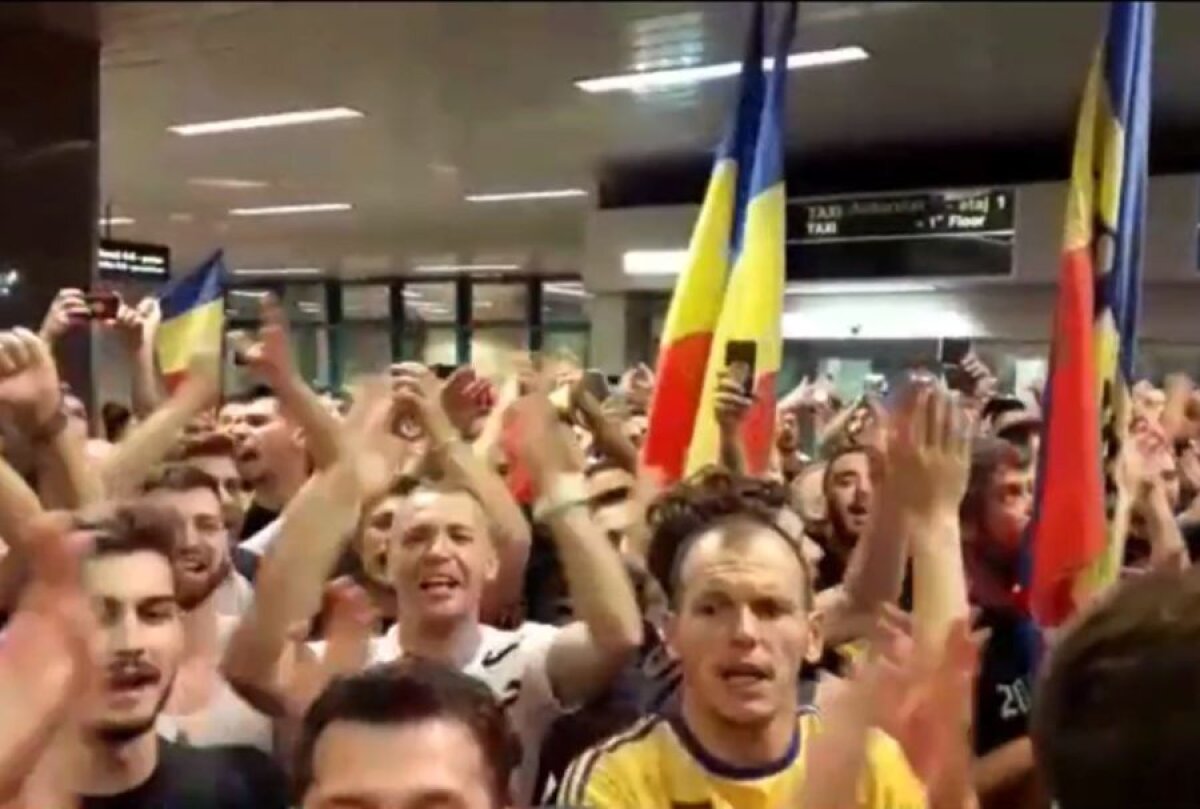 Sosire România U21 // VIDEO Imagini IMPRESIONANTE de azi-noapte! Sute de suporteri i-au așteptat pe „tricolorii” U21 pe aeroport: „Hai să facem asta în fiecare an!” :)