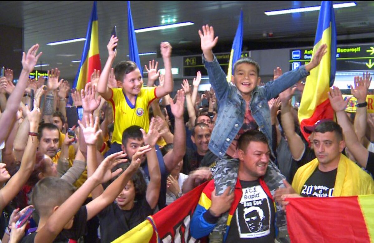 Sosire România U21 // VIDEO Imagini IMPRESIONANTE de azi-noapte! Sute de suporteri i-au așteptat pe „tricolorii” U21 pe aeroport: „Hai să facem asta în fiecare an!” :)