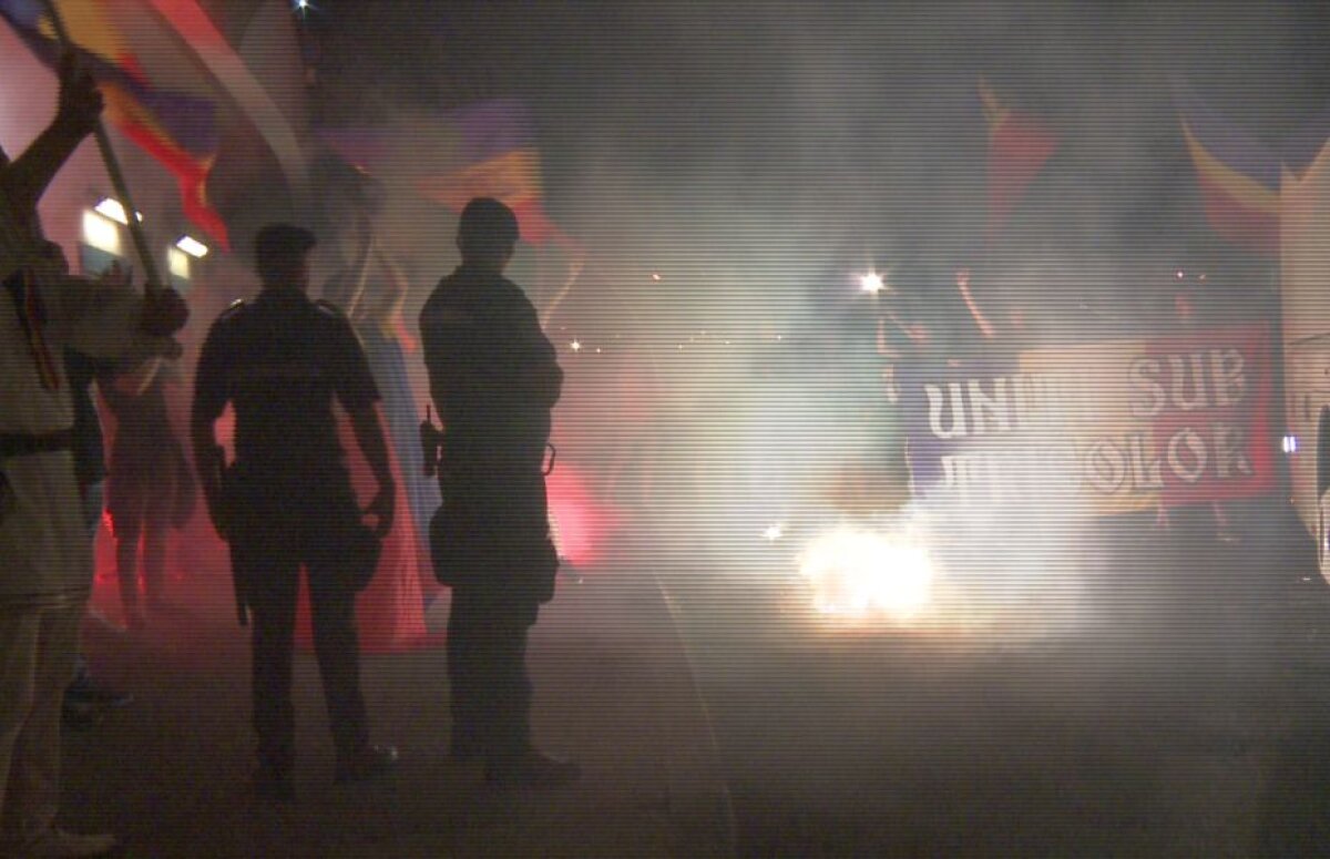 Sosire România U21 // VIDEO Imagini IMPRESIONANTE de azi-noapte! Sute de suporteri i-au așteptat pe „tricolorii” U21 pe aeroport: „Hai să facem asta în fiecare an!” :)