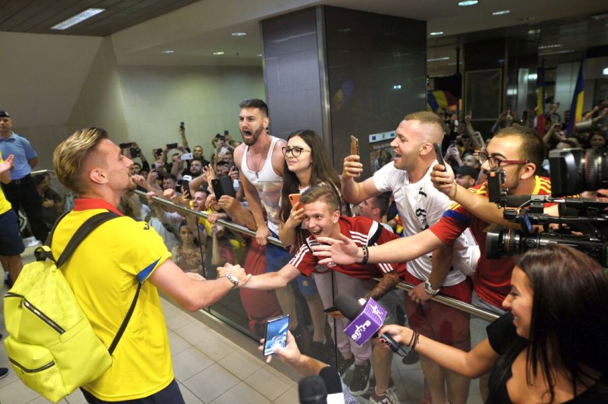 Sosire România U21 // VIDEO Imagini IMPRESIONANTE de azi-noapte! Sute de suporteri i-au așteptat pe „tricolorii” U21 pe aeroport: „Hai să facem asta în fiecare an!” :)
