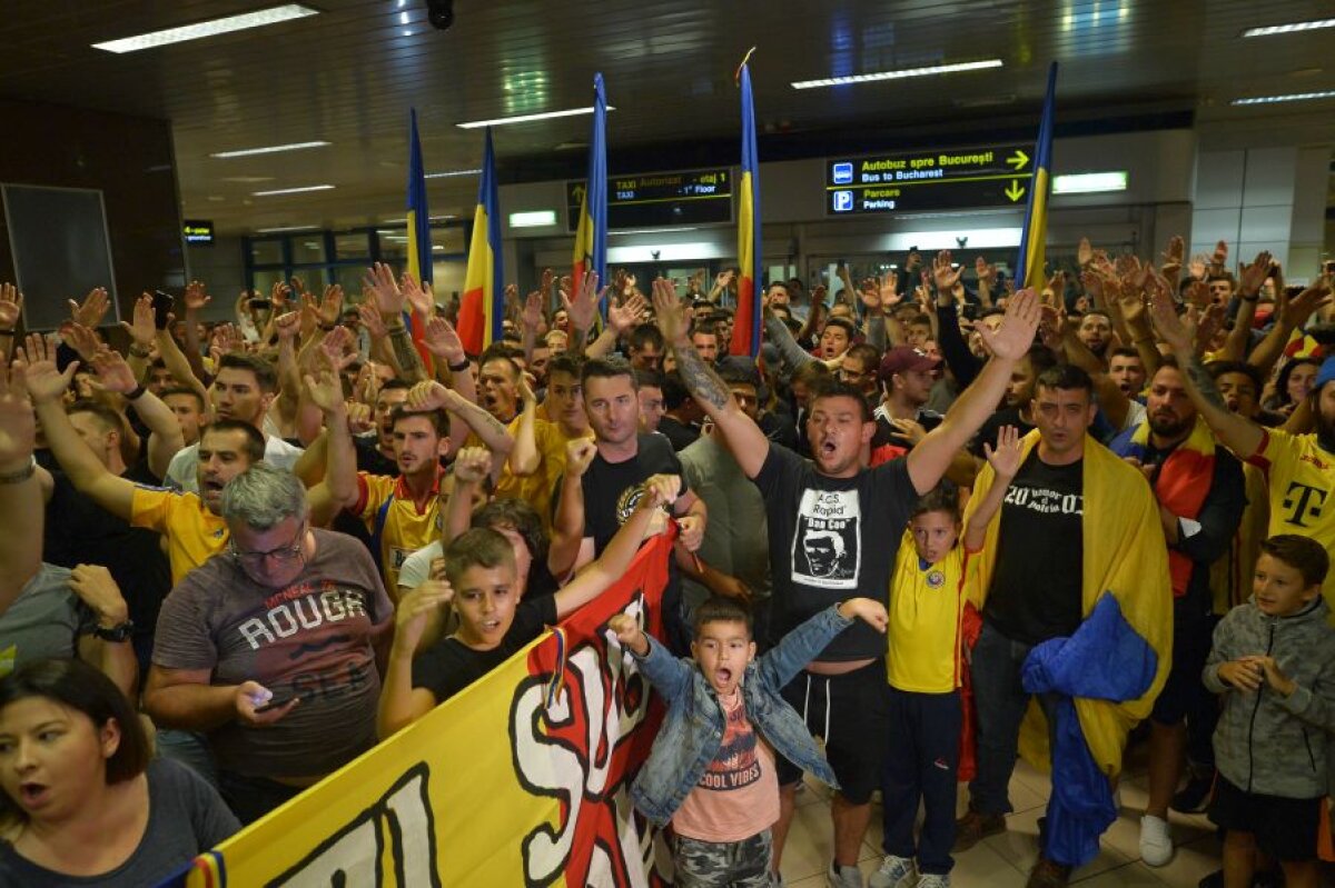 Sosire România U21 // VIDEO Imagini IMPRESIONANTE de azi-noapte! Sute de suporteri i-au așteptat pe „tricolorii” U21 pe aeroport: „Hai să facem asta în fiecare an!” :)